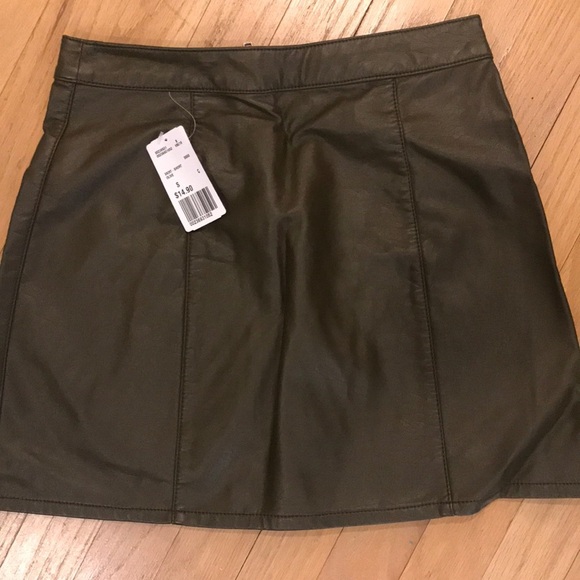 NWT olive green zip up mini skirt - Picture 3 of 3